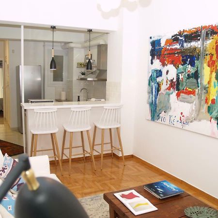 A Refreshed & Rich In Details Apartment In Piraeus Exterior photo